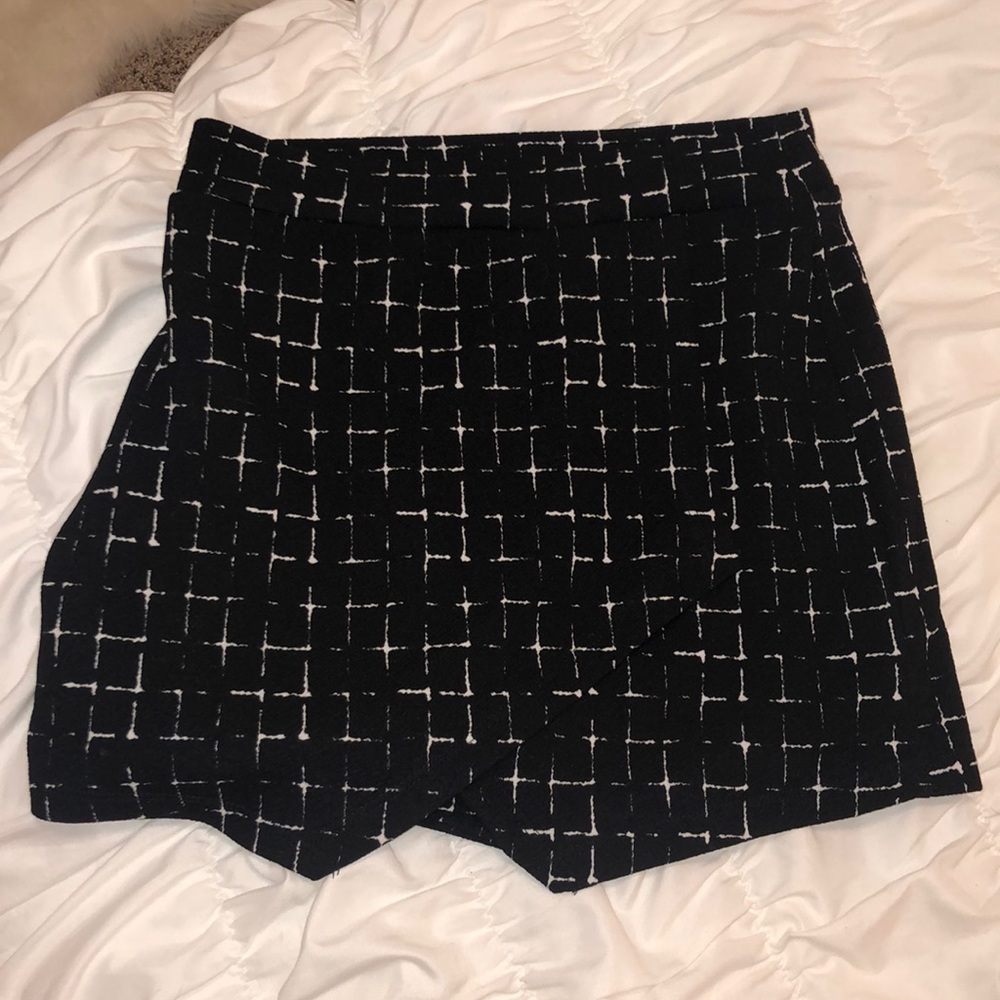 Von Maur Black & White Asymmetrical Skort
